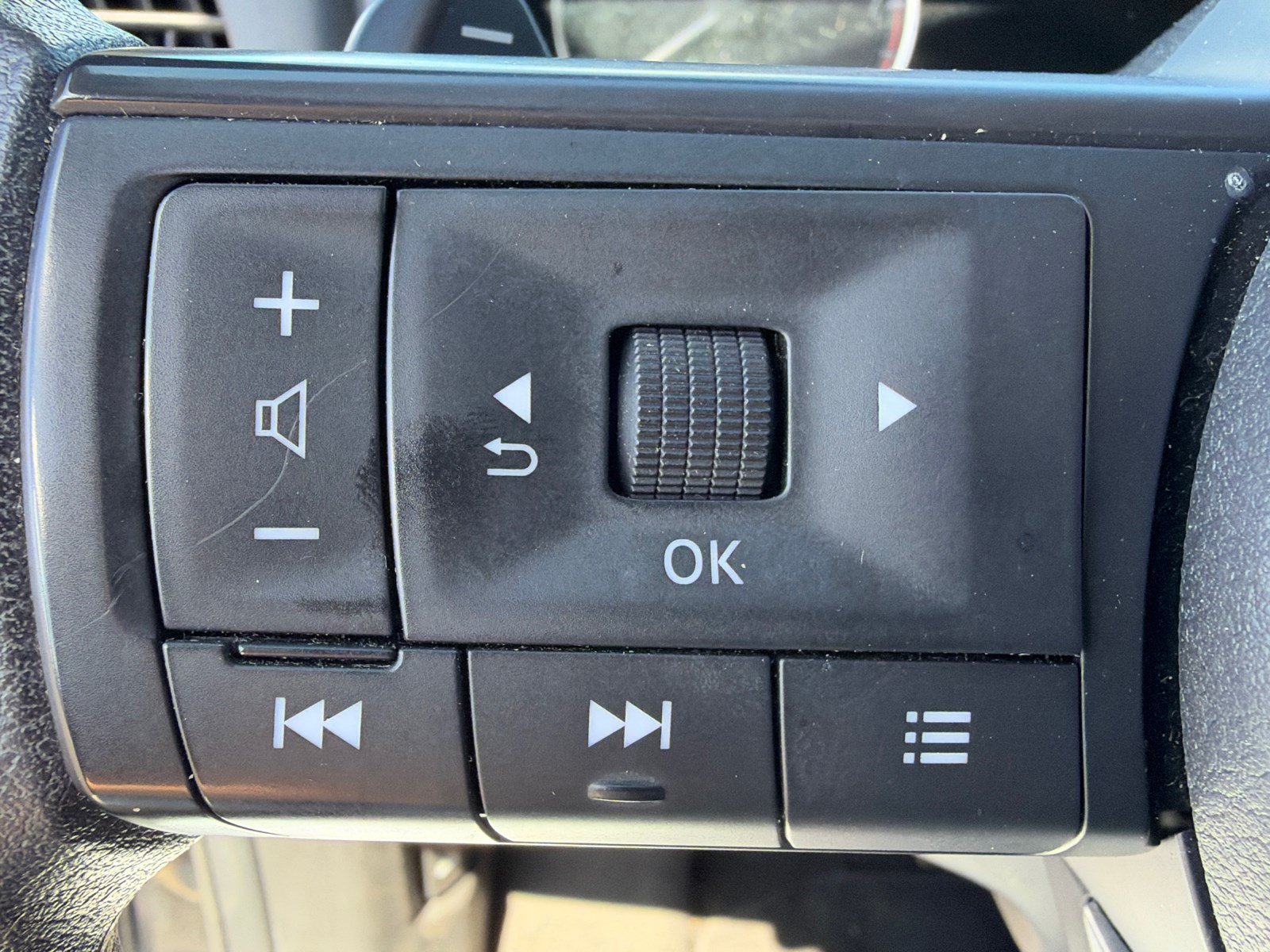 Used 2024 Nissan Rogue SV AWD/4WD image 23