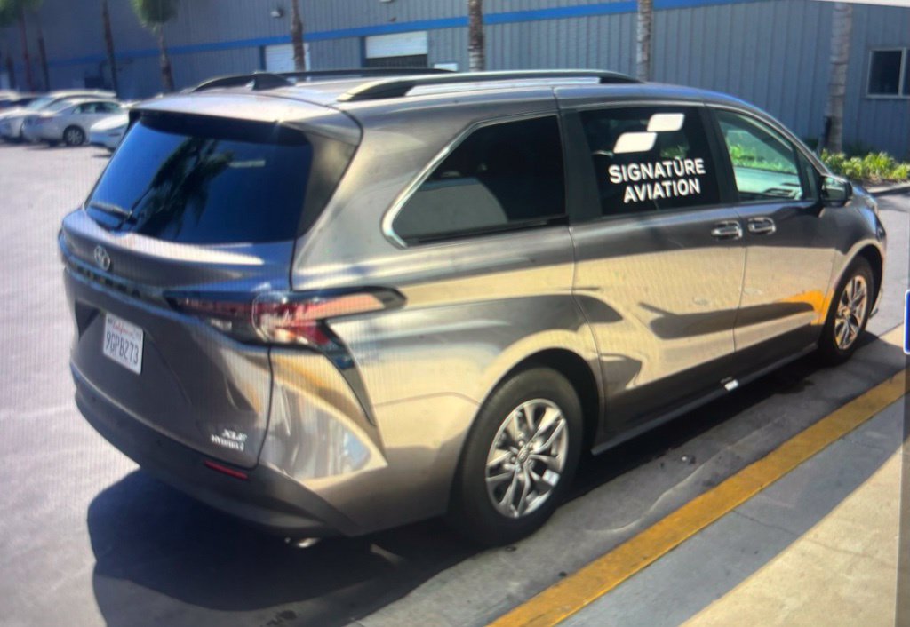 Used 2023 Toyota Sienna XLE w/ XLE Plus Package AWD/4WD image 2