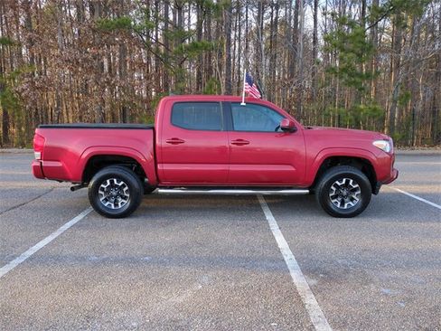 Used 2017 Toyota Tacoma SR image 3