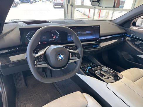 Used 2025 BMW 530i xDrive w/ Premium Package image 17