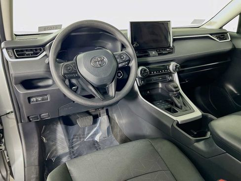 Used 2025 Toyota RAV4 XLE AWD/4WD image 9