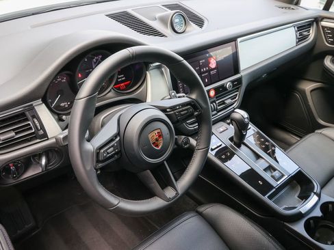 Certified 2026 Porsche Macan AWD/4WD image 5