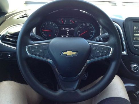 Used 2017 Chevrolet Malibu LT FWD image 14
