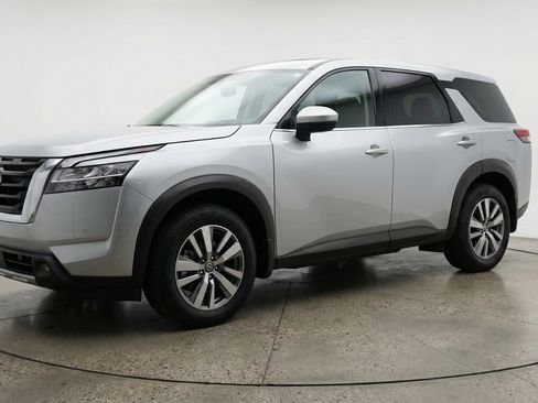 Used 2025 Nissan Pathfinder SV FWD image 3