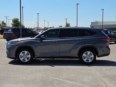 Used 2021 Toyota Highlander LE FWD image 3