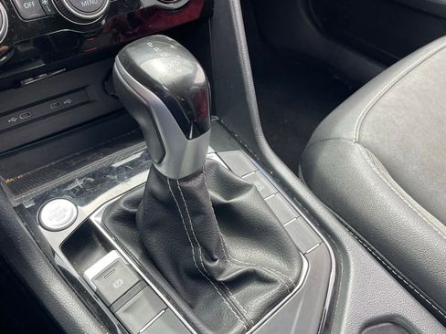 Used 2024 Volkswagen Taos SE image 5