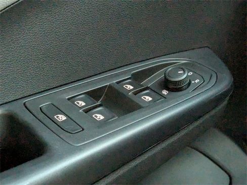 Certified 2024 Volkswagen Taos SE image 27