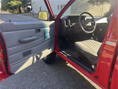 Used 1993 Nissan Pickup 4x4 Regular Cab image 13