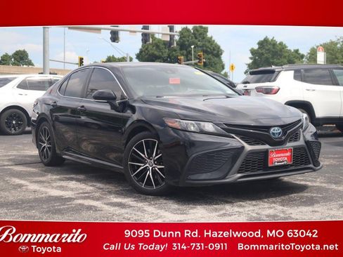 Used 2023 Toyota Camry SE FWD image 1