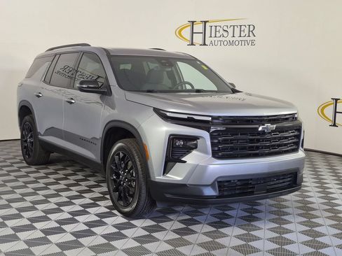 Used 2025 Chevrolet Traverse LT w/ Midnight/Sport Edition FWD image 2