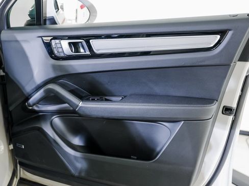 Certified 2023 Porsche Cayenne Platinum Edition image 28