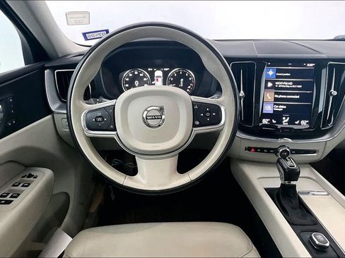 Used 2018 Volvo XC60 T5 Momentum w/ Vision Package image 8