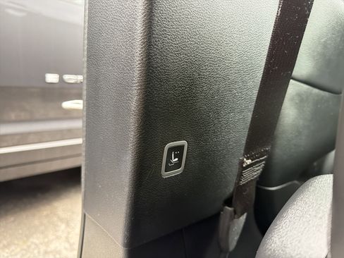 Used 2022 Chrysler Pacifica Limited w/ Uconnect Theater Family Group image 17