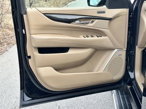 Used 2019 Cadillac Escalade Platinum image 11