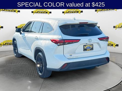 Used 2021 Toyota Highlander L FWD image 3
