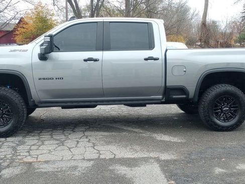 Used 2024 Chevrolet Silverado 2500 ZR2 w/ Technology Package image 4