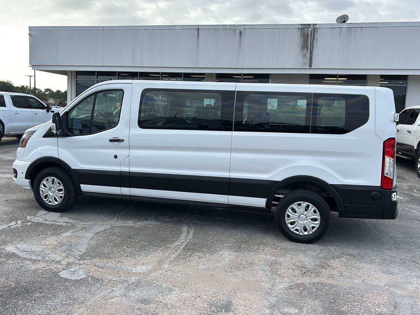 Used 2024 Ford Transit 350 XLT RWD image 4