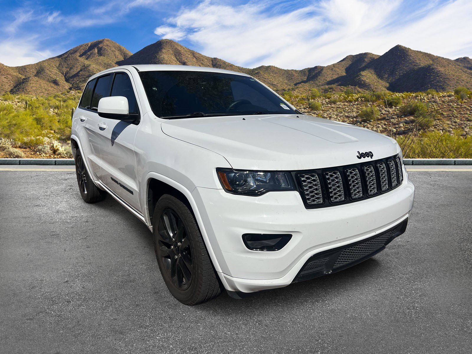 Used 2018 Jeep Grand Cherokee Altitude RWD image 3