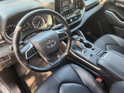 Used 2022 Toyota Highlander XLE image 2