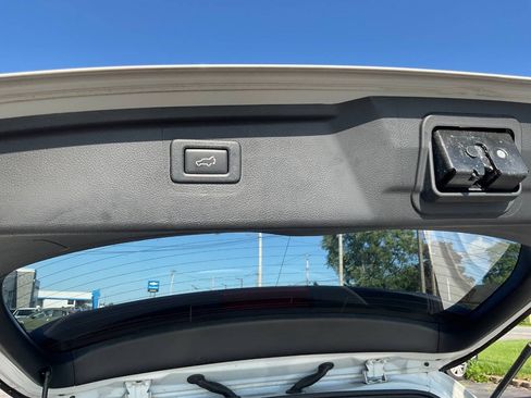 Used 2017 Subaru Outback 2.5i Premium AWD/4WD image 12