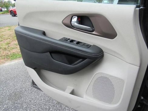 Certified 2023 Chrysler Voyager LX FWD image 18