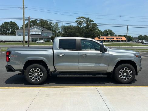 Used 2025 Chevrolet Colorado Z71 w/ Technology Package AWD/4WD image 4
