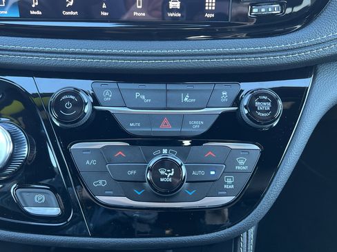 Used 2026 Chrysler Pacifica Limited w/ Uconnect Theater Family Group image 23