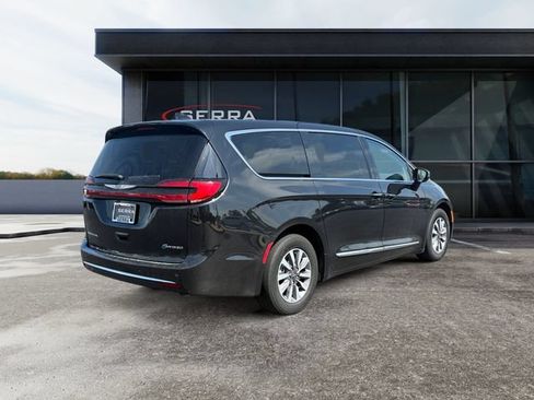 Used 2023 Chrysler Pacifica Limited FWD image 5