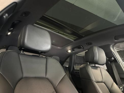 Certified 2025 Porsche Macan AWD/4WD image 18