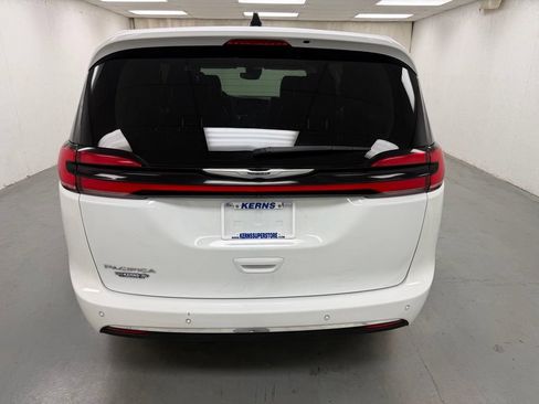 Used 2023 Chrysler Pacifica Touring-L FWD image 4