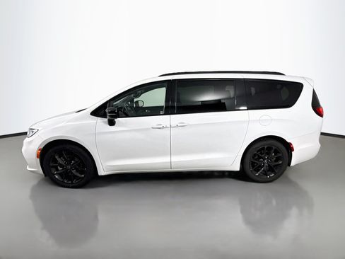 Used 2025 Chrysler Pacifica Limited FWD image 4