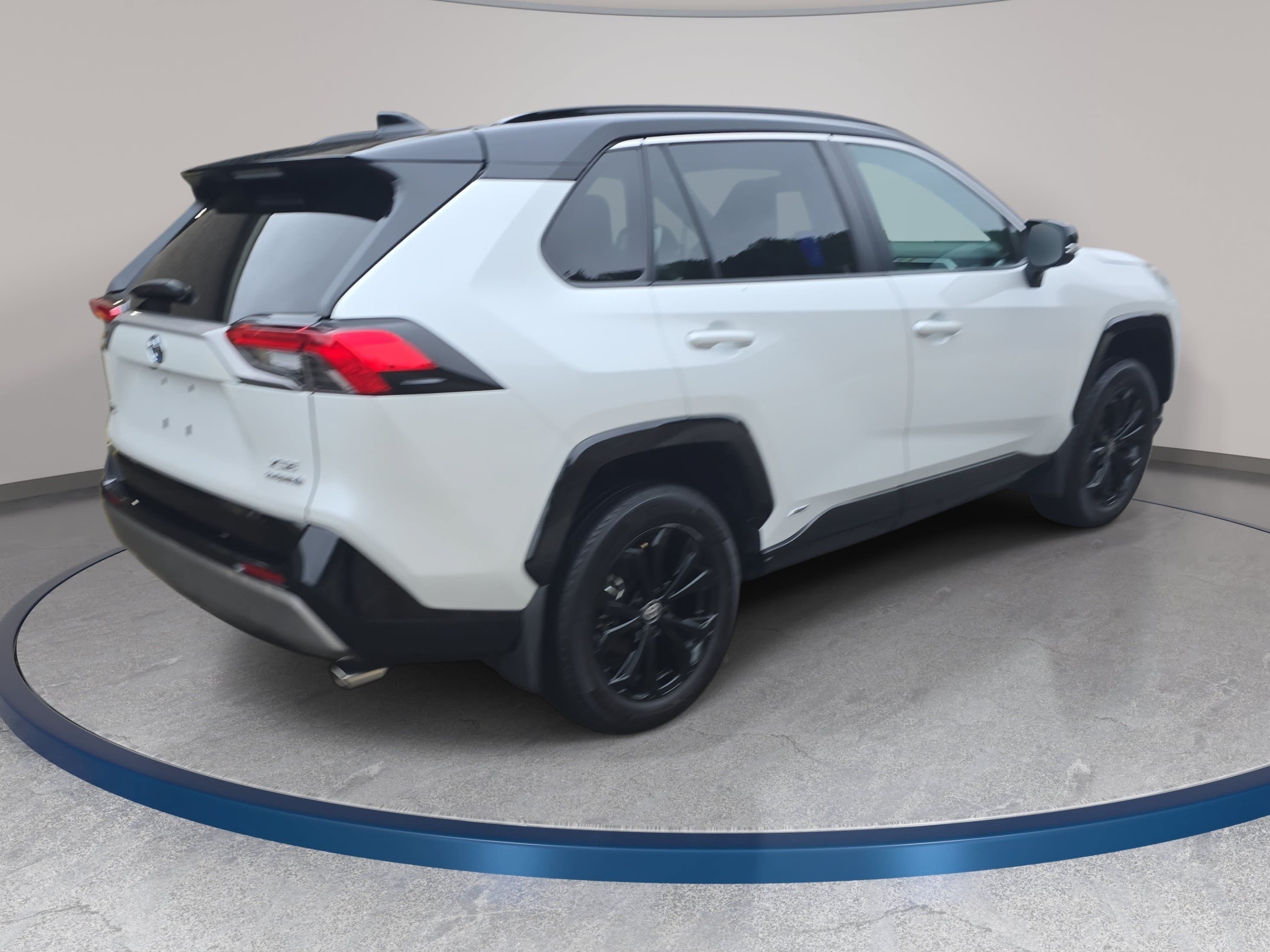 Used 2024 Toyota RAV4 XSE AWD/4WD image 5