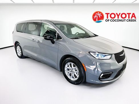 Used 2025 Chrysler Pacifica Select image 1