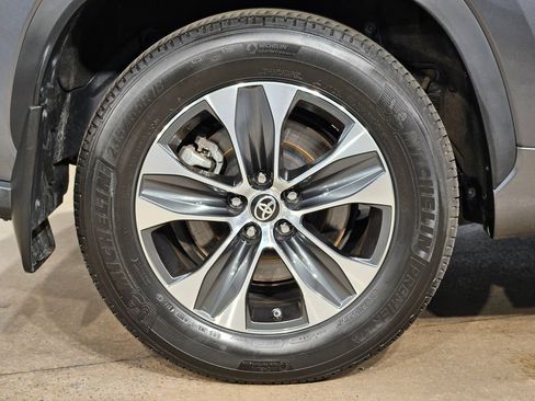 Used 2025 Toyota Highlander XLE AWD/4WD image 17