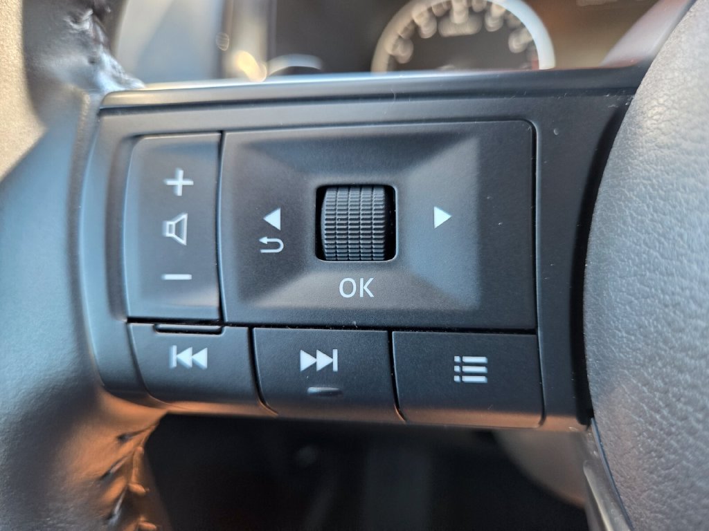 Used 2025 Nissan Pathfinder SV FWD image 13