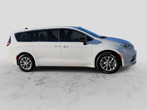 Used 2024 Chrysler Pacifica Touring-L image 9