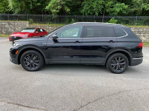 Used 2024 Volkswagen Tiguan SE w/ Panoramic Sunroof Package FWD image 4