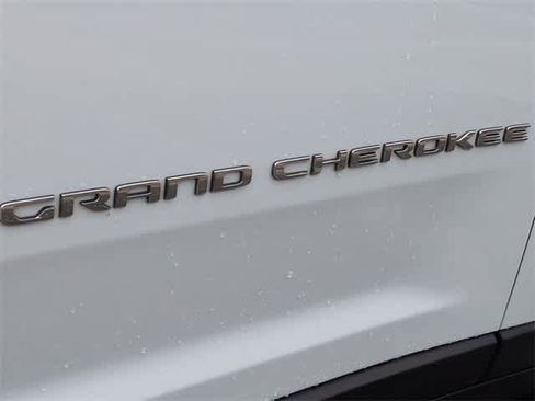 Used 2023 Jeep Grand Cherokee L Laredo image 13