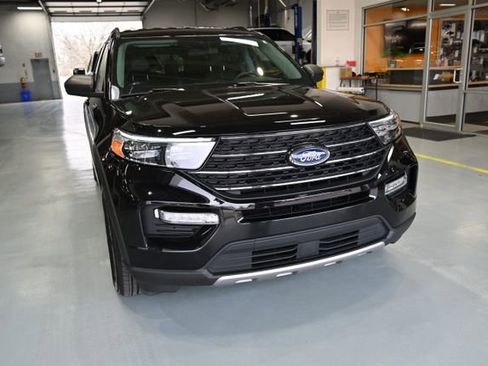 Used 2022 Ford Explorer XLT w/ Equipment Group 202A image 3