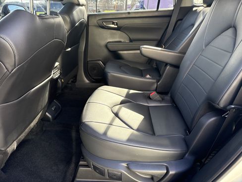 Used 2024 Toyota Highlander XLE image 31