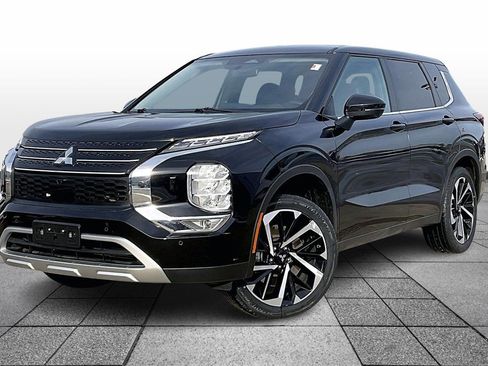 Used 2024 Mitsubishi Outlander SE image 1