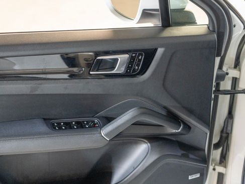 Certified 2021 Porsche Cayenne Coupe AWD/4WD image 17