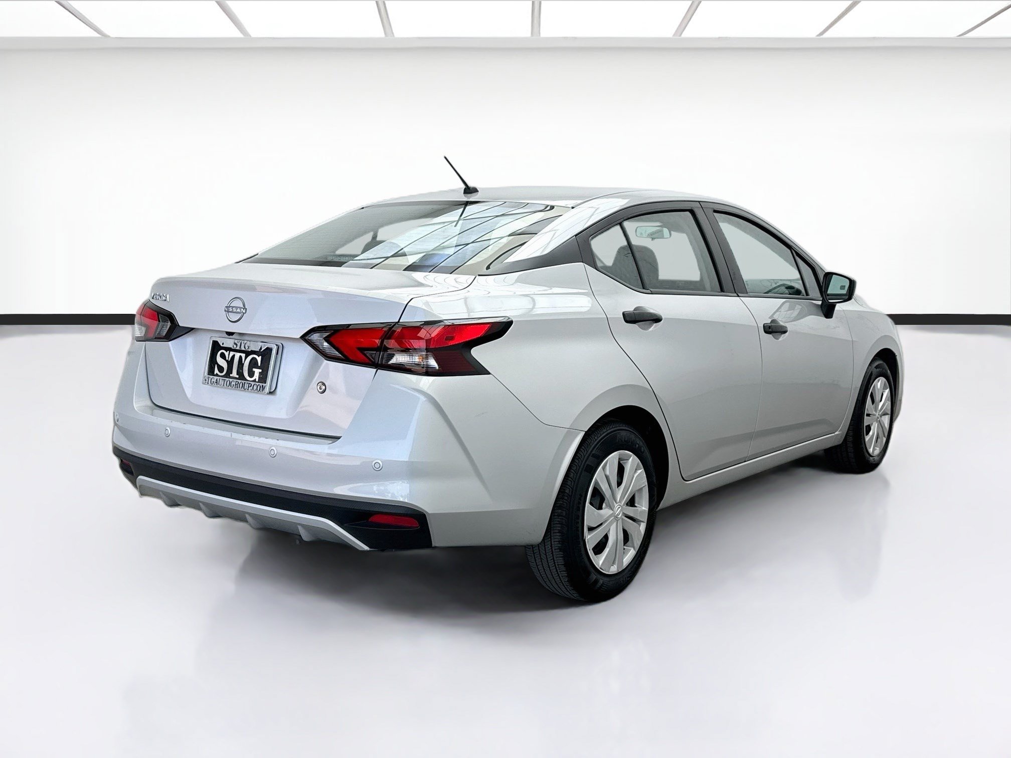 Used 2024 Nissan Versa S FWD image 4