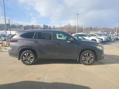 Used 2024 Toyota Highlander XLE image 8