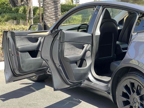 Used 2023 Tesla Model Y Long Range AWD/4WD image 54