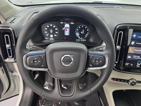 Used 2022 Volvo XC40 T5 Momentum w/ Premium Package AWD/4WD image 16