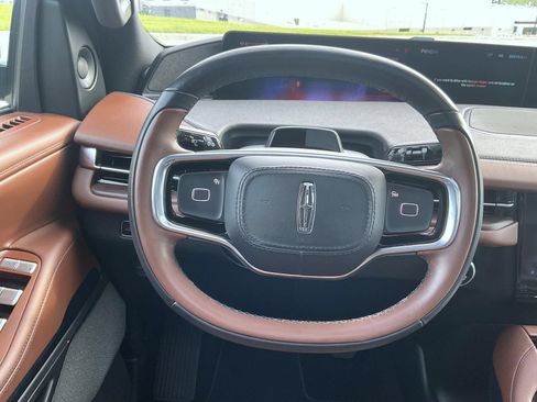Used 2025 Lincoln Navigator Reserve AWD/4WD image 13