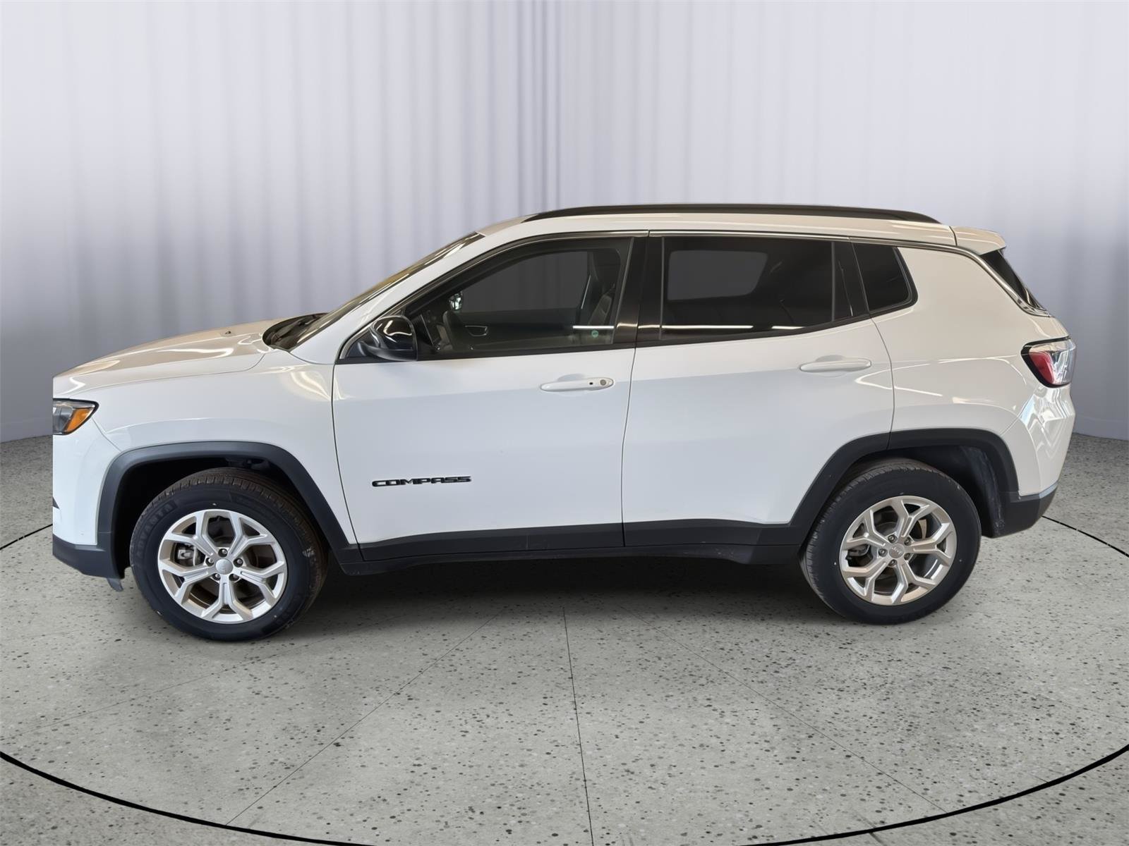 Used 2024 Jeep Compass Latitude AWD/4WD image 8