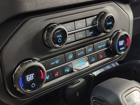 New 2025 Ford Bronco Badlands image 16