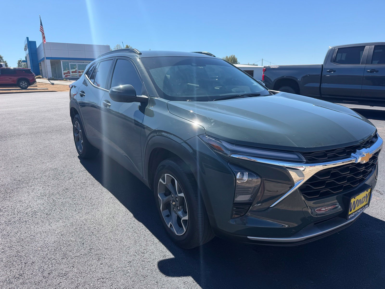Used 2025 Chevrolet Trax LT FWD image 1